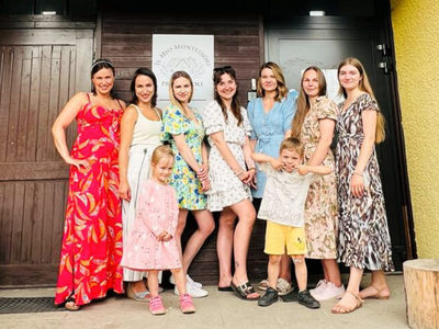 Nauczycielki przed przedszkolem Montessori